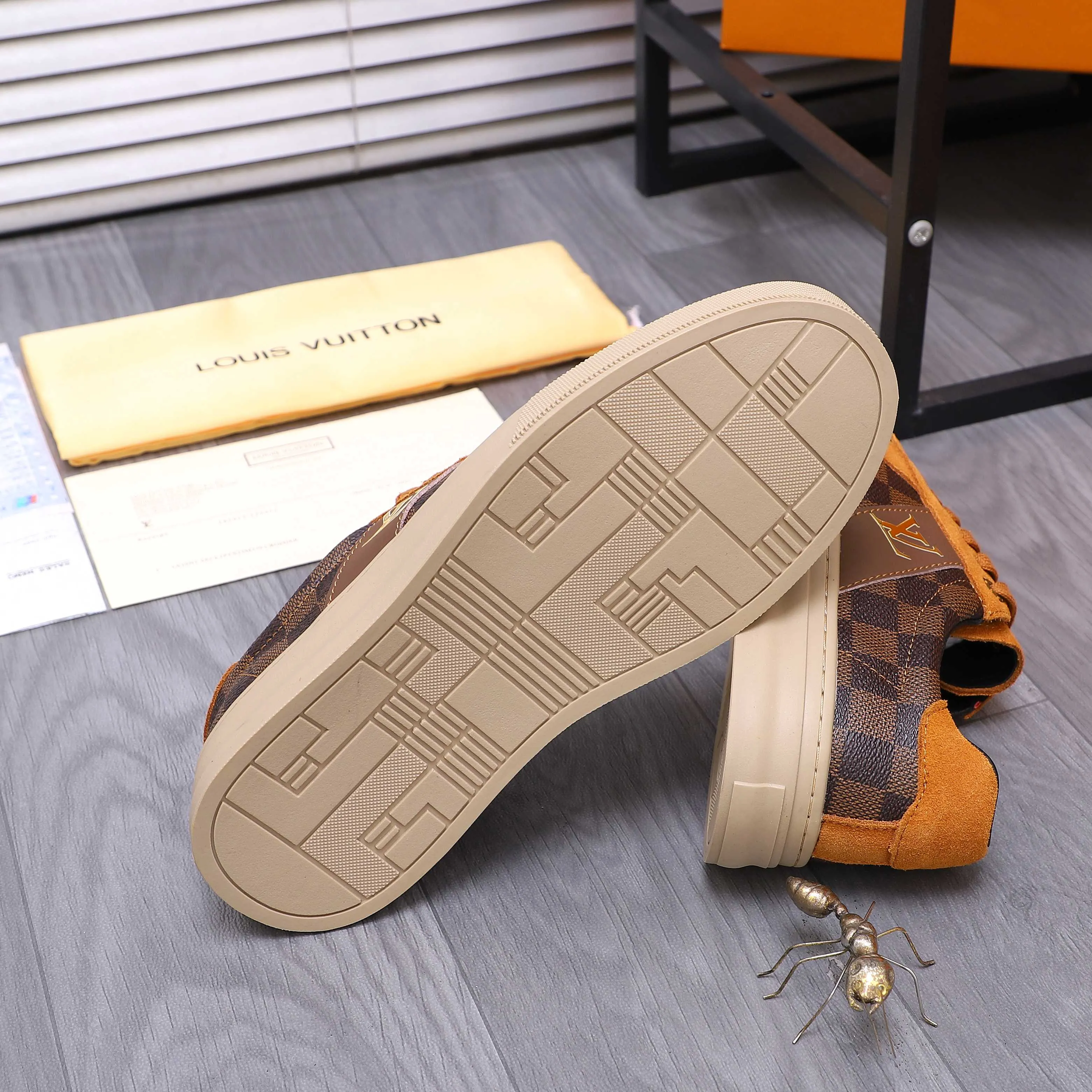 Men's shoes 💰p400 Product trademark: LV "Louis Vuitton" casual lace-up men's shoes Regular size: 38-44 Product materials: Selected matte cowhide stitching plaid cowhide upper, sheepskin lining, rubber outsole
